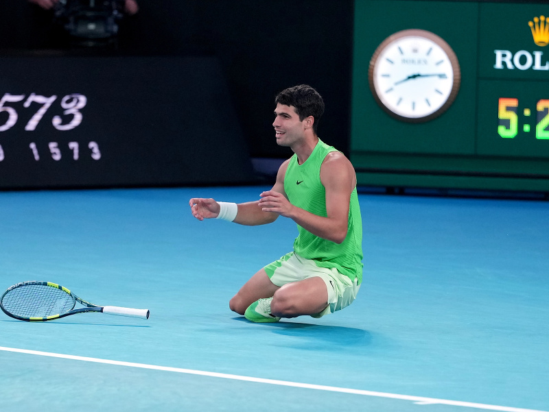 Španielsky tenista Carlos Alcaraz sa raduje po výhre v semifinále mužskej dvojhry na grandslamovom turnaji Australian Open