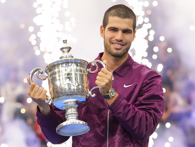 Španielsky tenista Carlos Alcaraz s trofejou pre víťaza US Open 2025