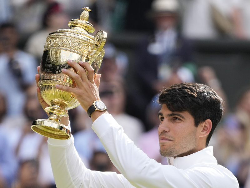 Carlos Alcaraz s trofejou pre víťaza Wimbledonu