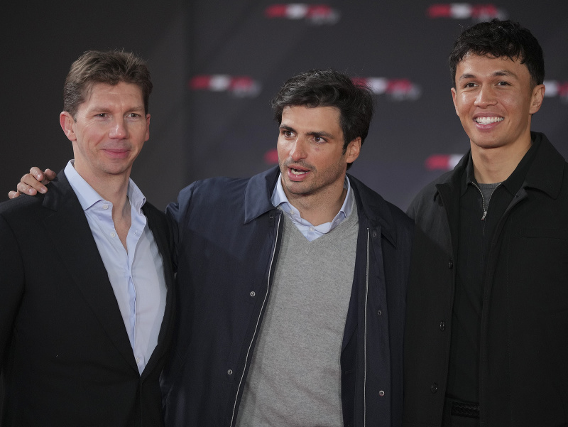 Zľava šéf Williamsu James Wowles a jazdci Carlos Sainz a Alexander Albon