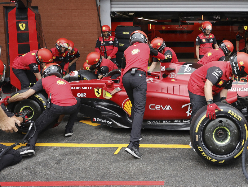 Carlos Sainz pri svojich mechanikoch Ferrari