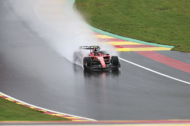 Španielsky jazdec Carlos Sainz z tímu ferrari počas tréningu na Veľkú cenu Belgicka monopostov F1 