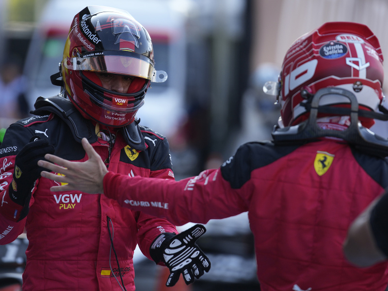 Carlos Sainz (vzadu) a Charles Leclerc po skončení kvalifikácie na VC Mexika F1