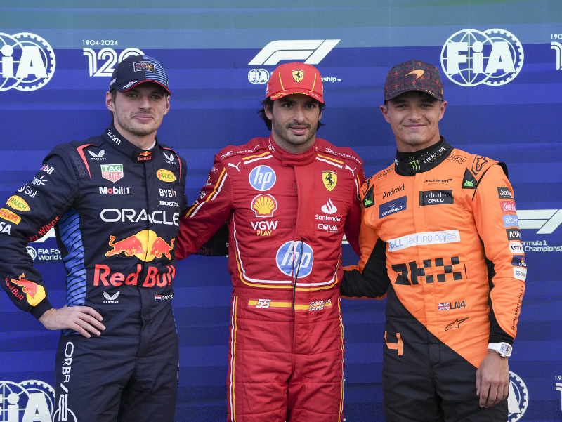 Pomyselný stupeň víťazov kvalifikácie na VC Mexika - zľava Max Verstappen, Carlos Sainz a Lando Norris