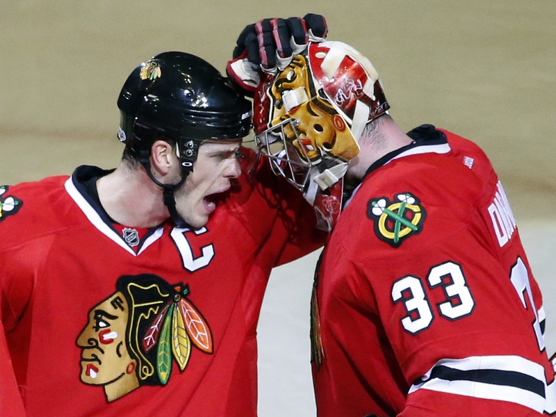 Jonatha Toews a Scott Darling oslavujú víťazstvo.