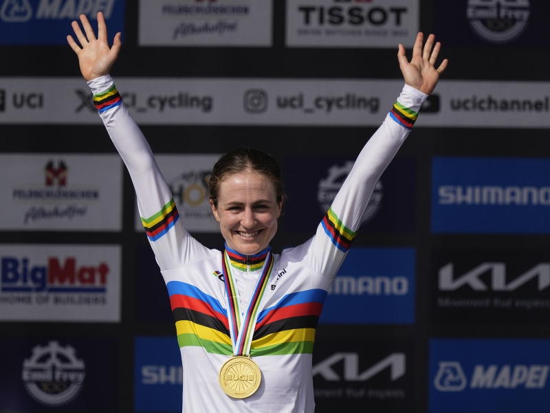 Austrálčanka Grace Brownová oslavuje svoj triumf v časovke na cyklistických MS