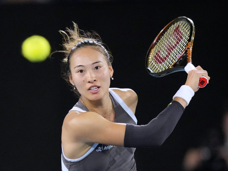 Čínska tenistka Čchin-wen Čeng reaguje počas zápasu na grandslamovom turnaji Australian Open v Melbourne