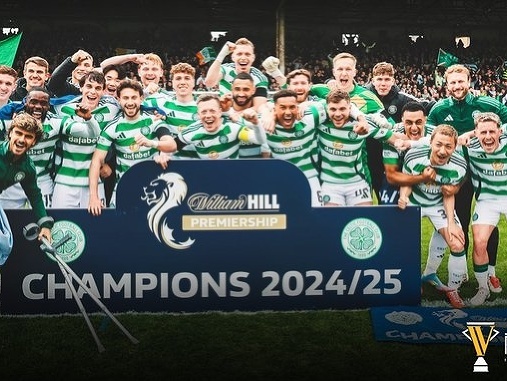 Futbalisti Celtic FC po tom ako získali titul v škótskej lige