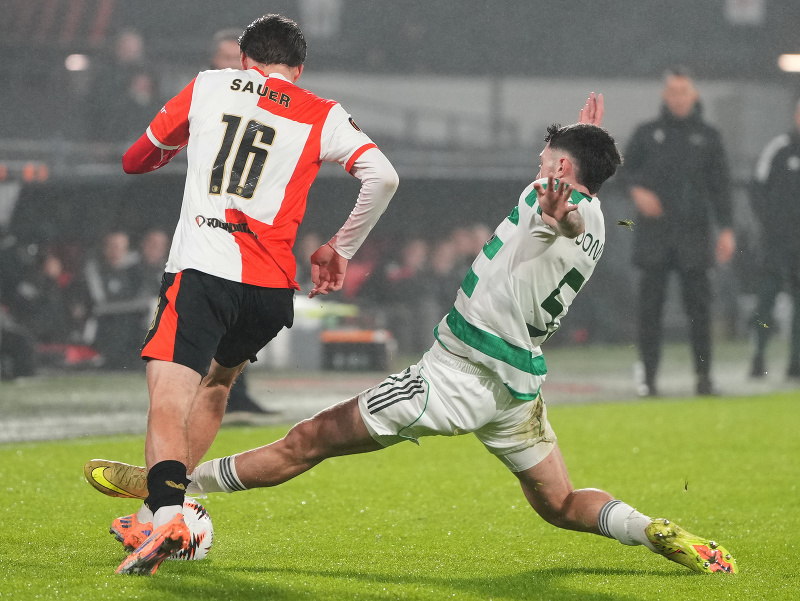 Leo Sauer a Colby Donovan v súboji o loptu v zápase Feyenoord - Celtic