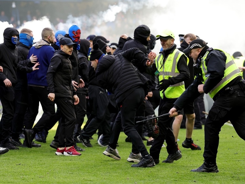 Derby škótskych gigantov prinieslo hromadnú bitku fanúšikov na ihrisku