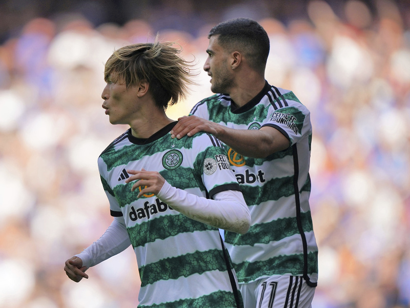 Kyogo Furuhaši a Liel Abada oslavujú gól Celticu