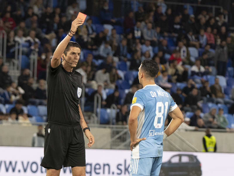 Na snímke vľavo hlavný rozhodca Deniz Aytekin z Nemecka s červenou kartou pre hráča Slovana Vernona De Marca