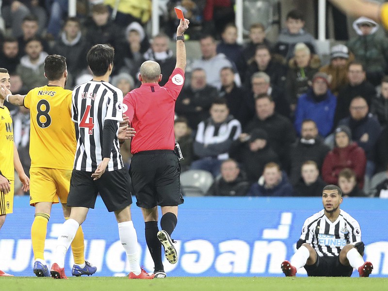 Vylúčený DeAndre Yedlin a červená karta v rukách Mikea Deana