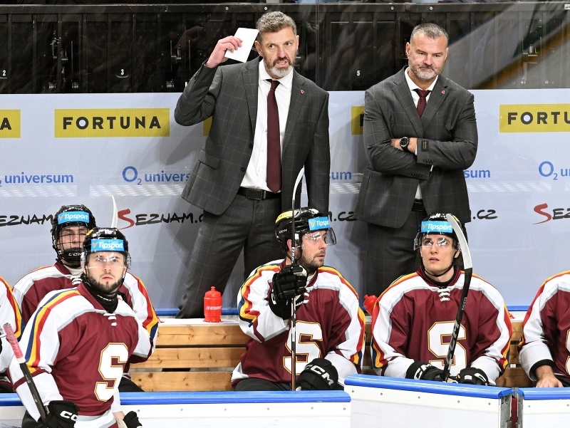 Trenér Jaroslav Nedvěd a vpravo Valdemar Jiruš na lavičke HC Sparta Praha