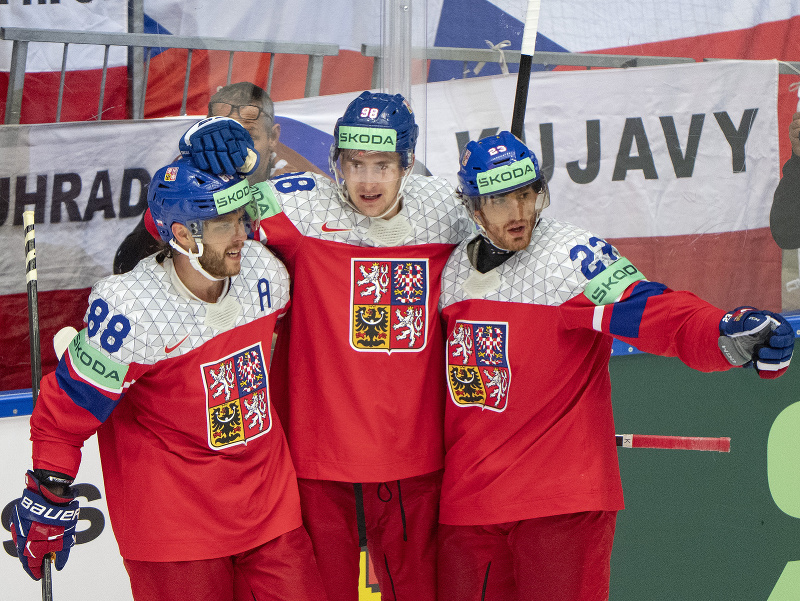 Radujúci sa českí hokejisti - zľava David Pastrňák, Martin Nečas a Lukáš Sedlák