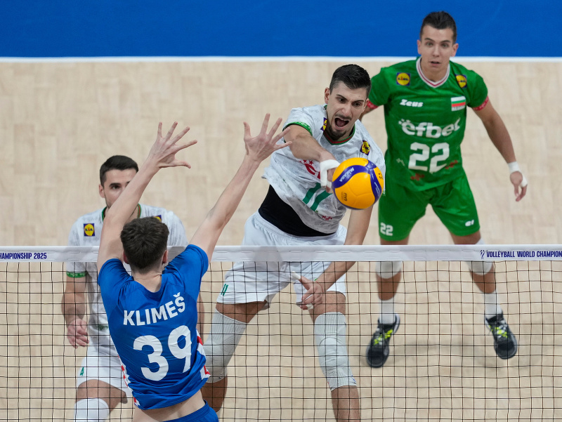 Aleks Grozdanov (v bielom) z Bulharska a Antonín Klimeš (v modrom) počas zápasu