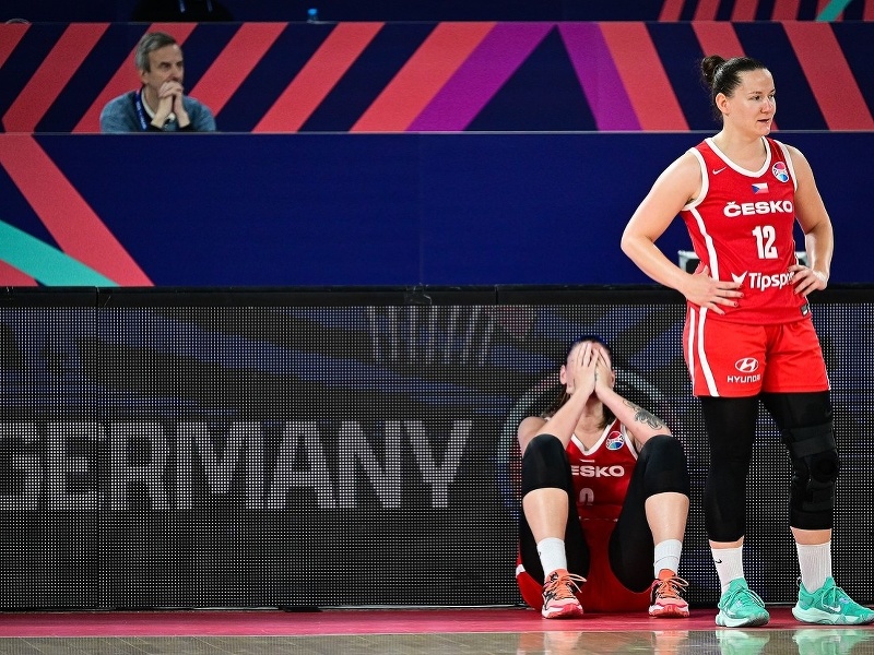 Sklamané basketbalistky Česka Renáta Brezinová a Tereza Vyoralová po prehre s Nemeckom