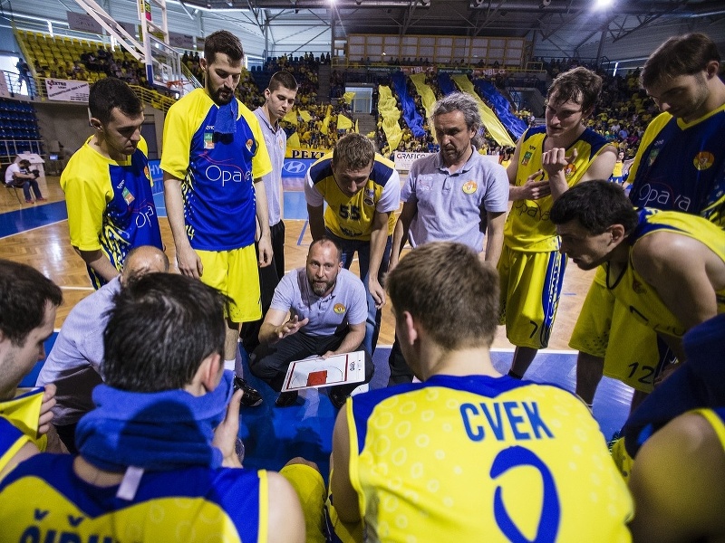 Basketbalisti BK Opava a v strede tréner Petr Czudek
