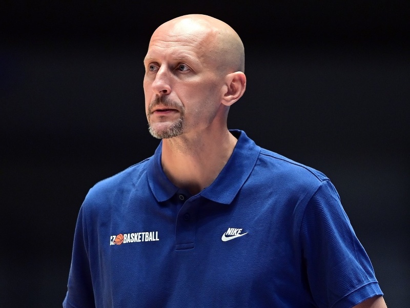 Tréner basketbalistov Česka Luboš Bartoň