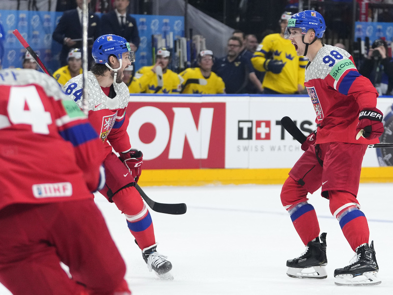 Vpravo český hokejový reprezentant Martin Nečas