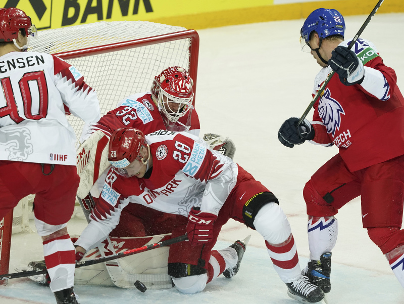 Dánsky brankár Sebastian Dahm blokuje strelu