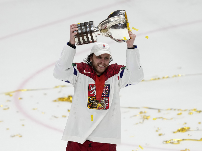 David Pastrňák dvíha nad hlavu trofej šampióna MS