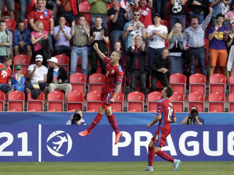 Pavel Kadeřábek (vľavo) sa teší po strelení gólu