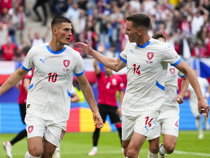 Patrik Schick a Lukáš Provod oslavujú gól Česka