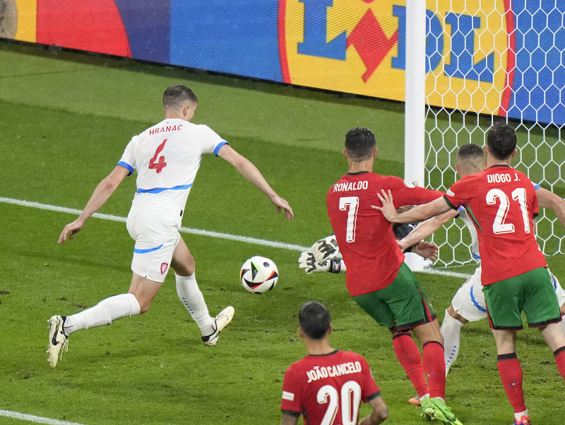 Robin Hranáč si dáva smolný vlastný gól