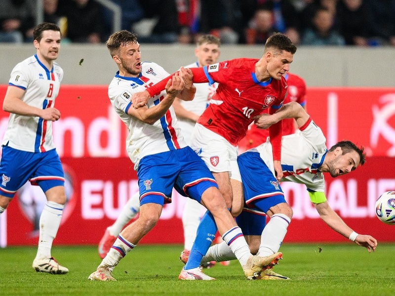 Odmar Faero, Patrik Schick a Hallur Hansson v súboji o loptu