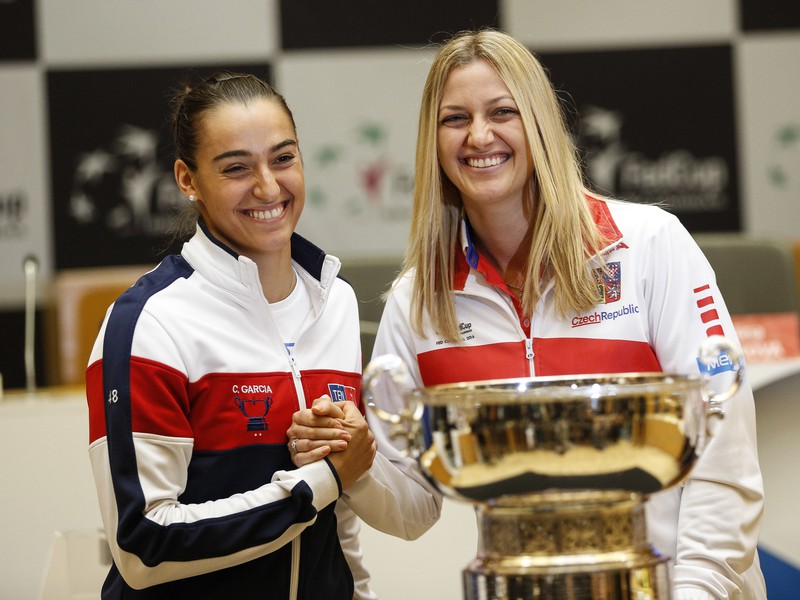 Česká fedcupová reprezentantka Petra Kvitová (vpravo) a francúzska fedcupová reprezentantka Caroline Garciová 