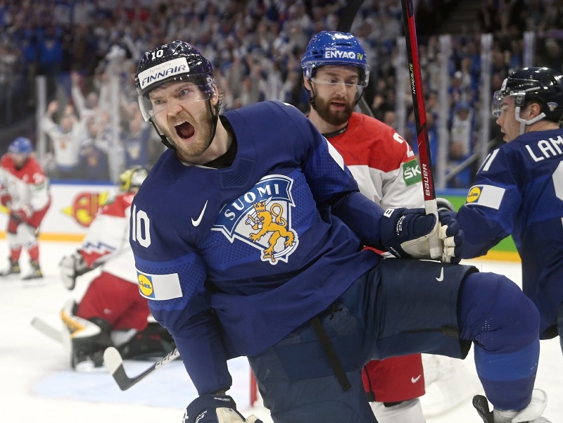 Fínsky hokejista Joel Armia sa teší po strelení gólu