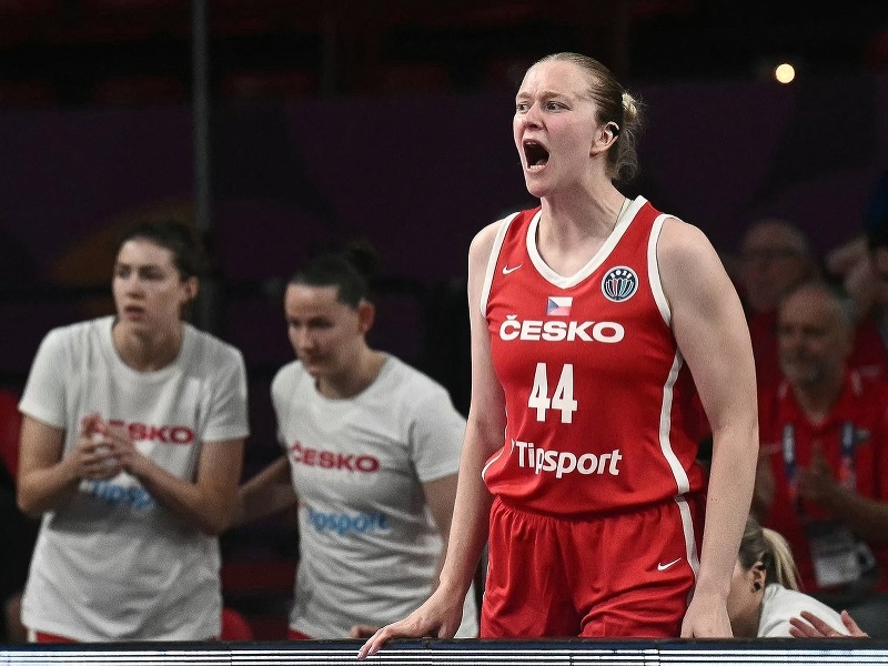 Pivotka Julia Reisingerová na lavičke basketbalistiek Česka