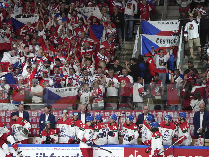 Českí fanúšikovia sa bavia počas zápasu s Kanadou