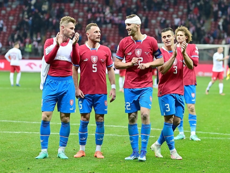 Českí futbaloví reprezentanti. Na snímke aj previnilci Jakub Brabec a Vladimír Coufal (prví dvaja zľava)