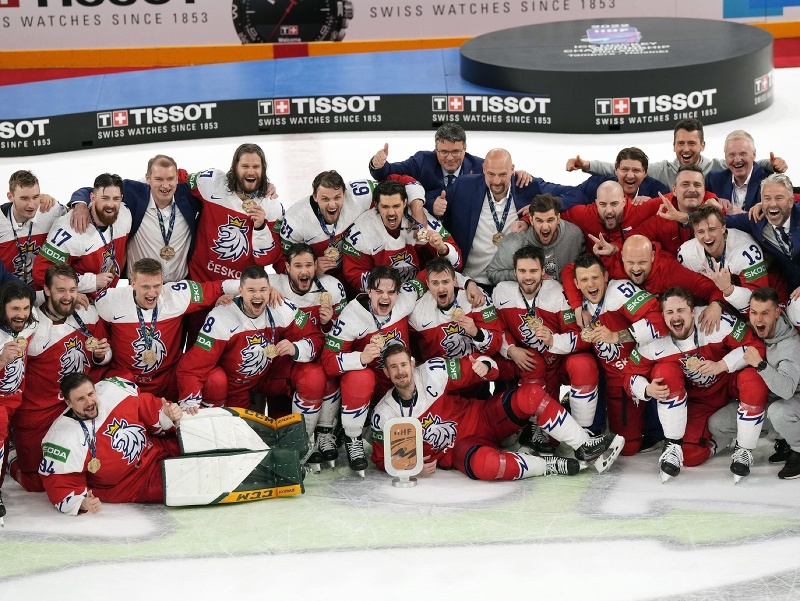 Českí hokejisti oslavujú zisk bronzu, keď sa cenného kovu dočkali po dlhých desiatich rokoch.