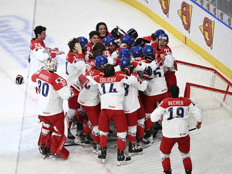 Českí hokejisti do 20 rokov sa tešia po zisku bronzu