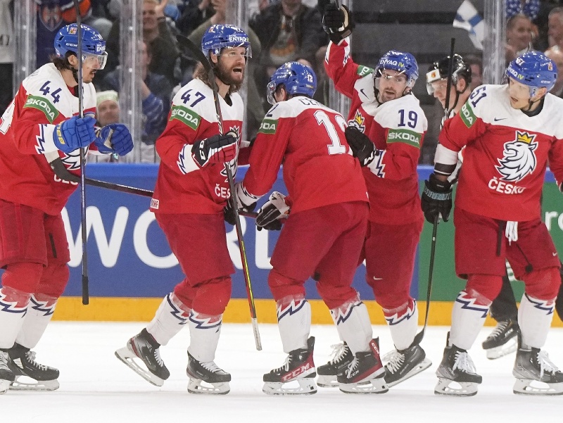 Českí hokejisti oslavujú gól Jiřího Černocha (uprostred) 