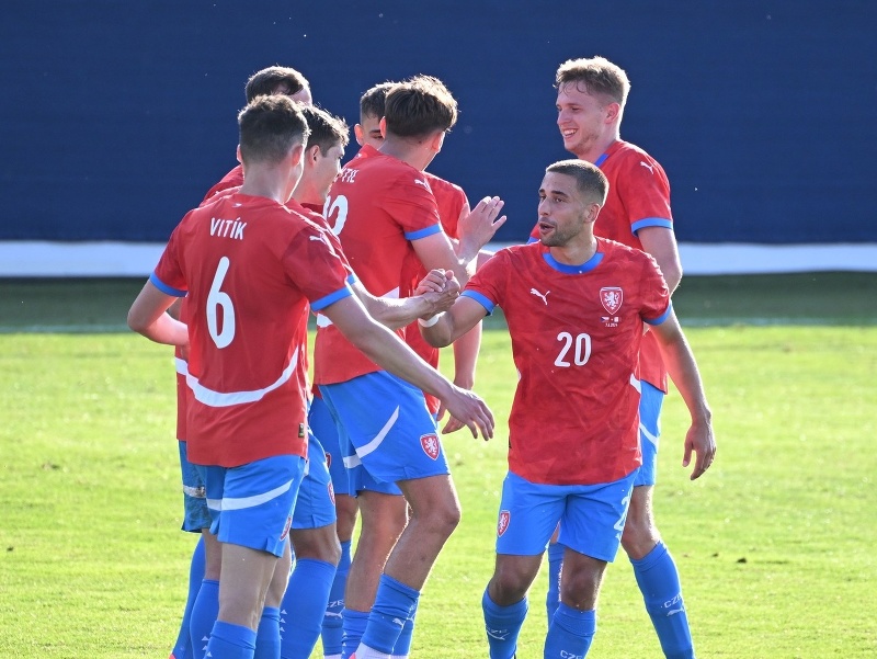 Českí futbalisti oslavujú gól