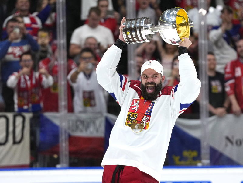 Český obranca Radko Gudas s trofejou pre majstra sveta