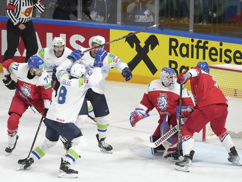 Slovinskí hokejisti sa tešia po góle počas zápasu základnej B-skupiny Česko - Slovinsko na 86. majstrovstvách sveta v ľadovom hokeji 18. mája 2023 v lotyšskej Rige