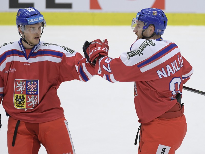 Andrej Nestratil a Jakub Nakládal oslavujú gól Česka
