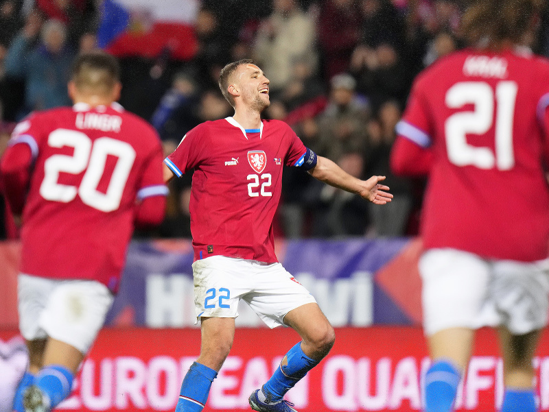 Českí futbalisti oslavujú gól