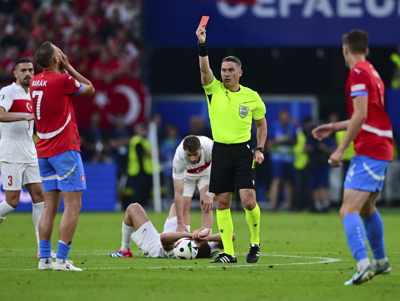 Rozhodca István Kovács ukazuje červenú kartu českému futbalistovi Antonínovi Barákovi