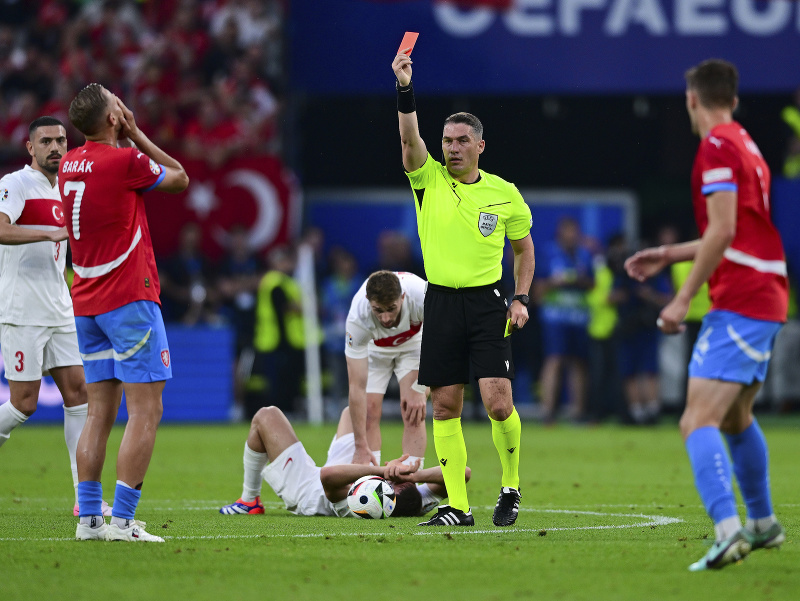 Rozhodca István Kovács ukazuje červenú kartu českému futbalistovi Antonínovi Barákovi