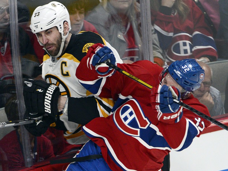 Kapitán Bostonu Zdeno Chára v strete s Travisom Moenom z Montreal Canadiens