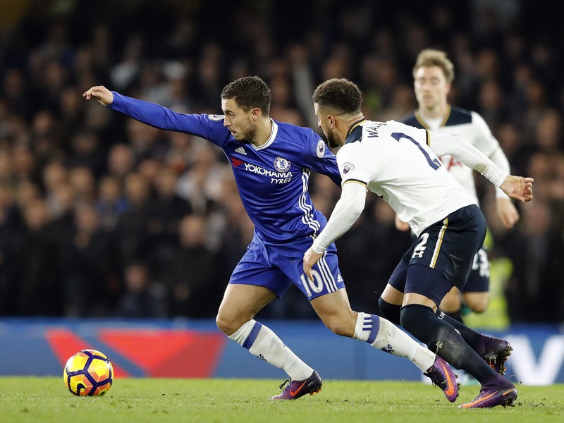 Eden Hazard v súboji o loptu 