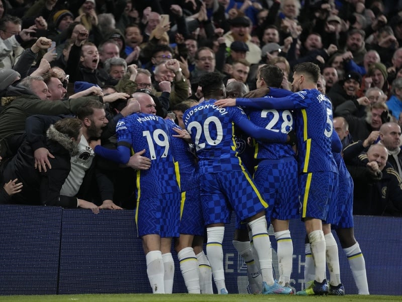 Hráči Chelsea oslavujú s fanúšikmi 