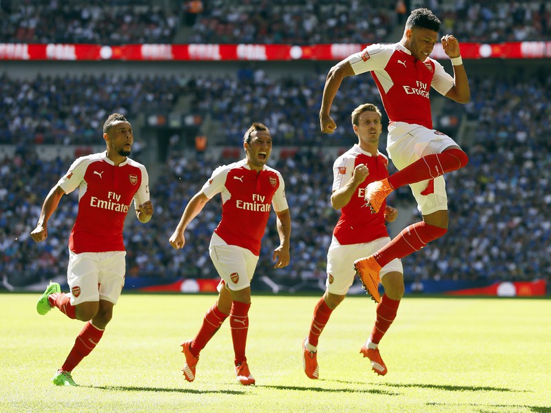 Alex Oxlade-Chamberlain (vpravo) oslavuje víťazný gól Arsenalu