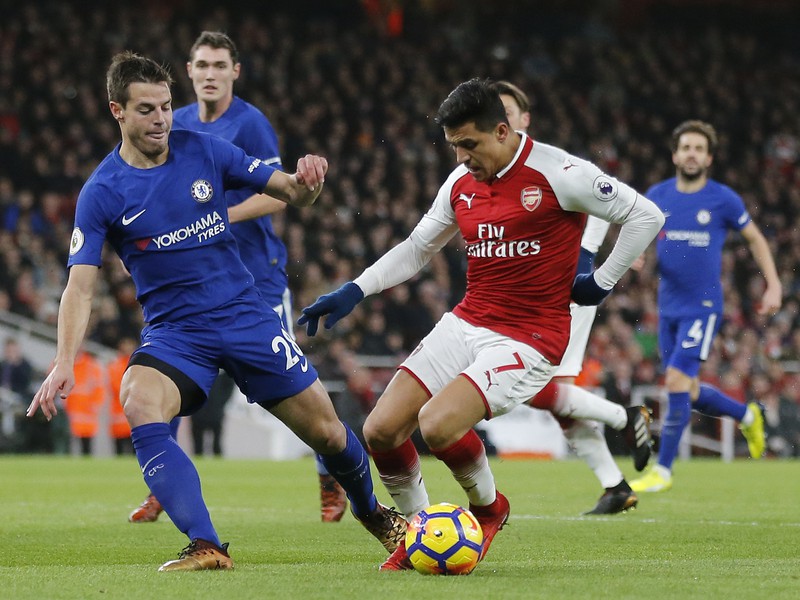 Na snímke hráč Arsenalu Alexis Sanchez (vpravo) a hráč Chelsea Cesar Azpilicueta
